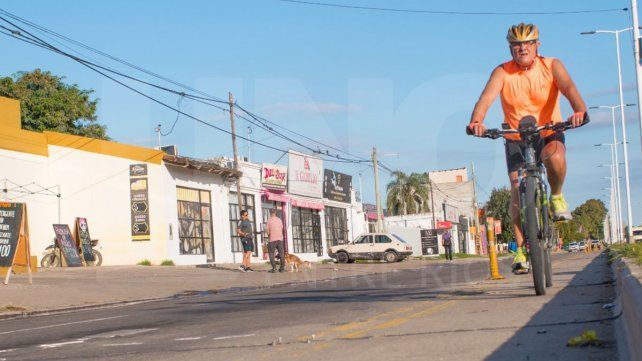 Hay largos tramos de la ciclovía sin los bastones flexibles y con la línea reglamentaria despintada. Además, en algunos sectores hay basura acumulada