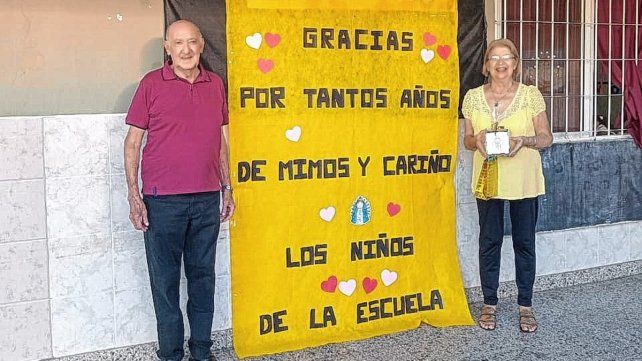 Héctor y Ana. Los kiosqueros recibieron el cariño y agradecimiento de la comunidad educativa de la escuela Nuestra Señora de Luján de Paraná.