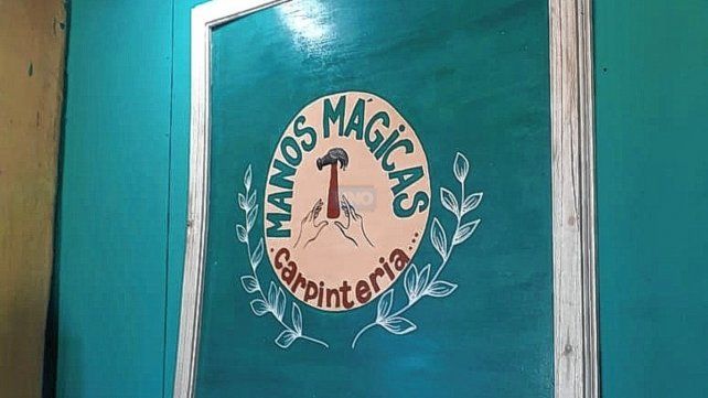 Taller. Junto a su hija realizó el cuadro que le da nombre a su emprendiemiento: Manos Mágicas.