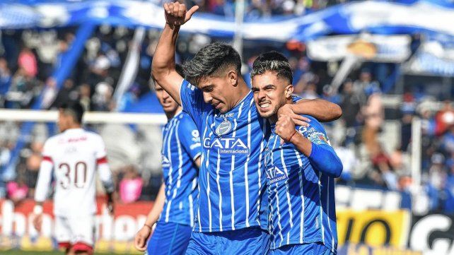 Godoy Cruz derrotó 2 a 1 a Lanús con un gol del entrerriano Ojeda (Capitán) y trepó a la cima del torneo local.