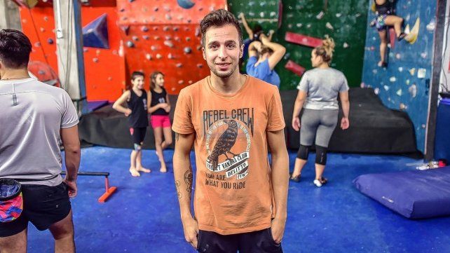 Tomás Ángel brinda sus conocimientos en la escuela de escalada en Paraná