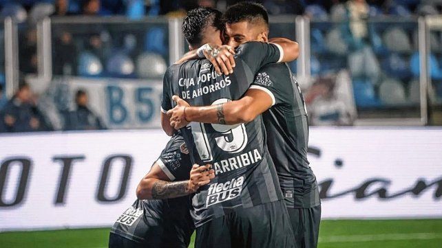 Atlético Tucumán derrotó a Gimnasia en el Bosque. Atlético Tucumán derrotó a Gimnasia en el Bosque.