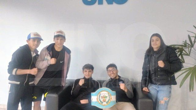 Los pugilistas locales Marcos y Elías Jaime, Nahuel Ramos, Iván Frutos y Zamira Beber en la Redacción de UNO, con el cinturón de la Federación Entrerriana de Box. Los pugilistas locales Marcos y Elías Jaime, Nahuel Ramos, Iván Frutos y Zamira Beber en la Redacción de UNO, con el cinturón de la Federación Entrerriana de Box.