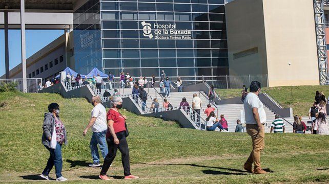 Cola para vacunarse contra el coronavirus en el hospital Baxada, este jueves.