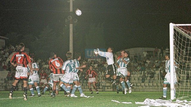 En 2001 Patronato y Gimnasia y Tiro se cruzaron dos veces en el estadio Grella. En 2001 Patronato y Gimnasia y Tiro se cruzaron dos veces en el estadio Grella.