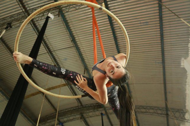 ¿Qué es la acrobacia aérea? Se trata de una disciplina física inspirada en el arte circense que acondiciona el cuerpo y el alma por medio de ejercicios suspendidos en el aire que combinan fuerza, resistencia, gravedad, cardio, flexibilidad y mucha espiritualidad.