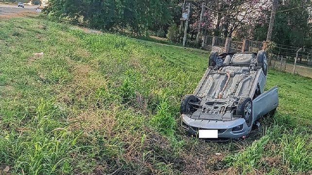 Ruta 18: regresaban a Paraná, mordieron la banquina y volcaron