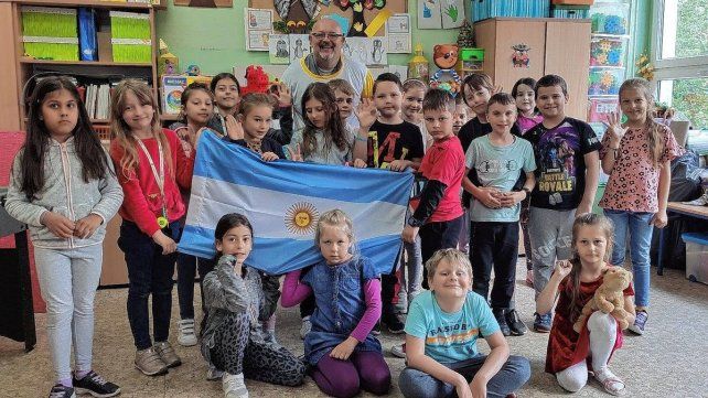 La escuela. Cada una de las clases donde asisten niños ucranianos recibió regalos.