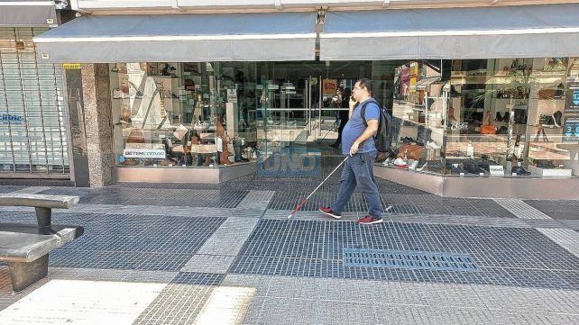 Baldosas podotáctiles en Paraná y un reclamo que persiste