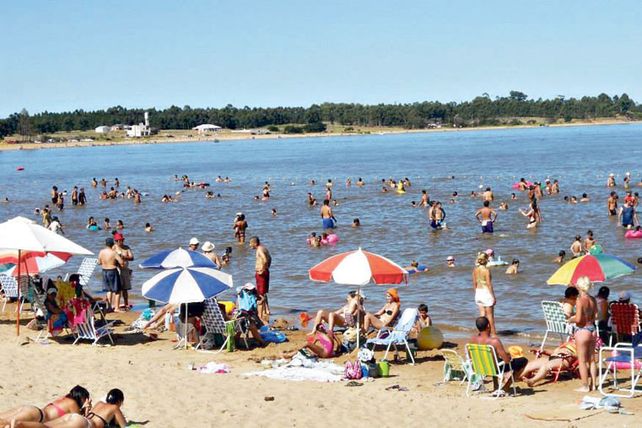 Una buena opción. Además de la costa Atlántica, las playas entrerrianas estuvieron colmadas. Una buena opción. Además de la costa Atlántica, las playas entrerrianas estuvieron colmadas.