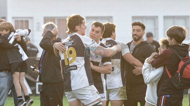 Los jugadores de Estudiantes festejan el triunfo ante Duendes. Los jugadores de Estudiantes festejan el triunfo ante Duendes.