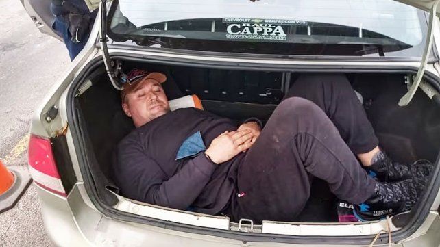 El ucraniano Viktor Melnyk al ser descubierto en el baúl del auto en Paso Telégrafo, en 2020. El ucraniano Viktor Melnyk al ser descubierto en el baúl del auto en Paso Telégrafo, en 2020.