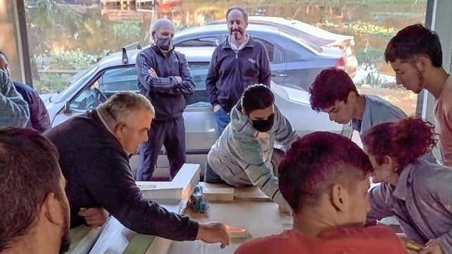 Acción. Los profes de la escuela les enseñaron, les contaron y así pudieron hacer una mini simulación de montaje uniendo vigas y columnas.