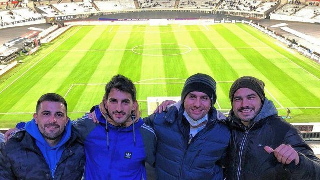 Agustín Galliussi, junto a Marcos, Maximiliano y Tincho, en la tribuna Enrique Sívori.