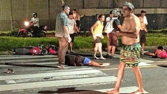 El auto embistió a la moto y su conducto huyó luego.