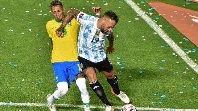 El codazo por el cual debió haber sido expulsado Nicolás Otamendi.