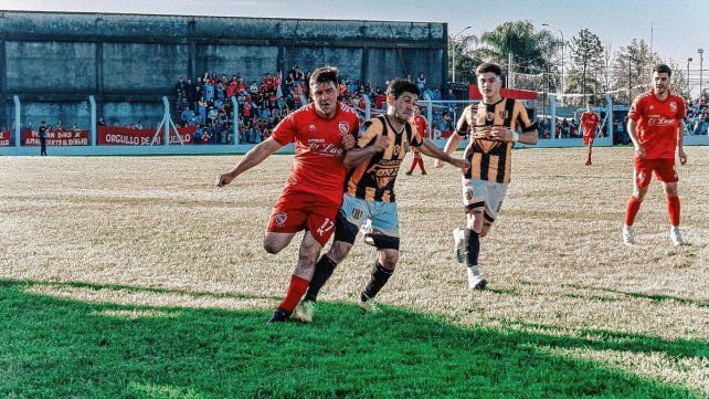 A Martín Wallingre (17 de rojo) le extirparon un testículo producto de un golpe del adversario. A Martín Wallingre (17 de rojo) le extirparon un testículo producto de un golpe del adversario.