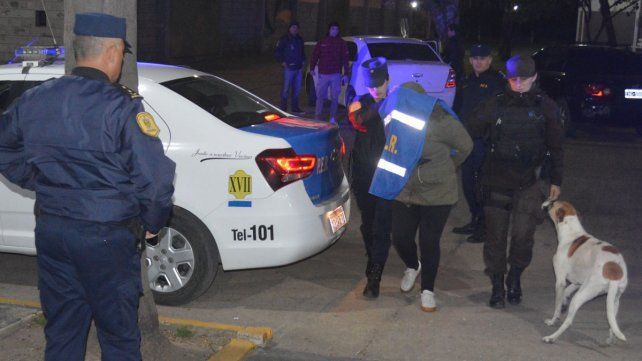 Una mujer fue detenida acusada de instigar saqueos. Una mujer fue detenida acusada de instigar saqueos.
