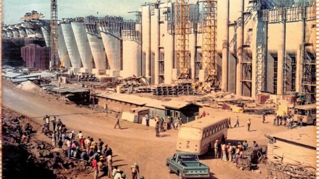 La construcción de la represa de Salto Grande en plena construcción. Por el puente pasaron al Uruguay a algunas de las víctimas.