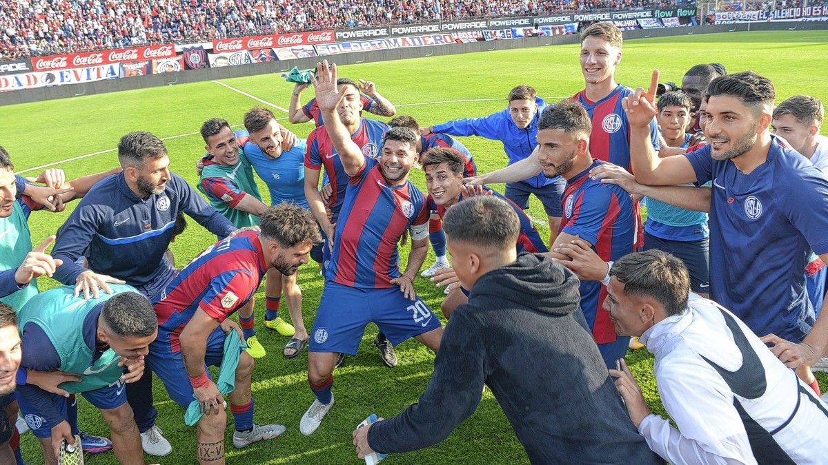 Los jugadores de San Lorenzo festejan el triunfo en el clásico.