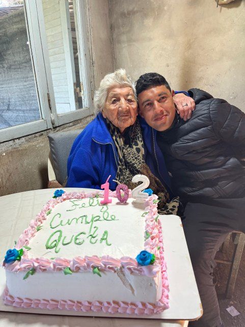 Doña Queta junto a su nieto, Agustín. Doña Queta junto a su nieto, Agustín.