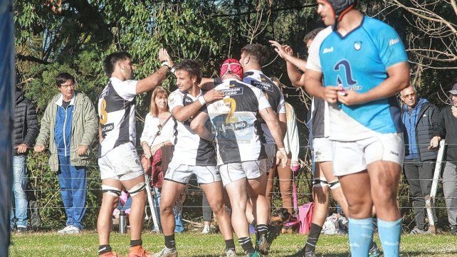 Los jugadores de Estudiantes celebran uno de los tries anotados ante el Remero.