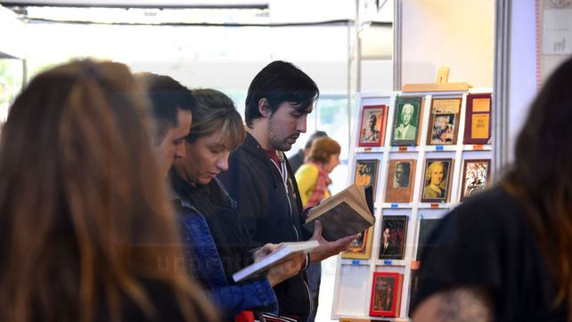 Para leer. A lo largo de la jornada, los paranaenses comenzaron a llegar y a recorrer la feria. Para leer. A lo largo de la jornada, los paranaenses comenzaron a llegar y a recorrer la feria.