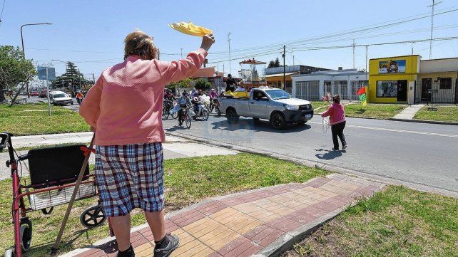 Vitorear. Los vecinos podrán salir a la vereda de sus casas para saludar el paso de la patrona de Paraná.