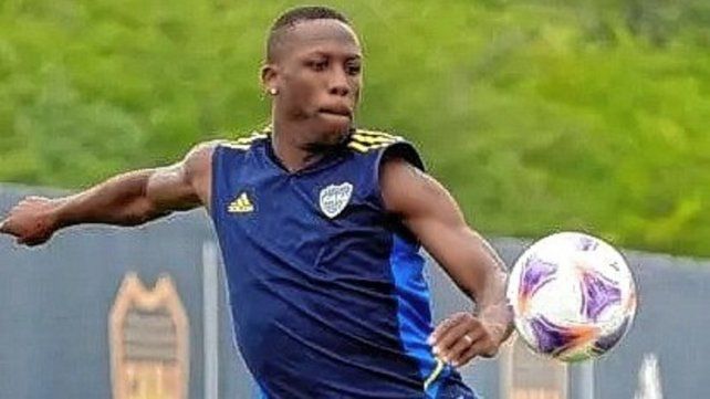 Boca Juniors entrenó pensando en Racing y Jorge Almirón puso a Luis Advincula de volante por la derecha.