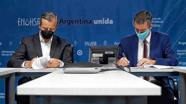 Bahl y Cresto firmaron el convenio este jueves en Buenos Aires. Ahora el intendente de Paraná llamará a licitación.