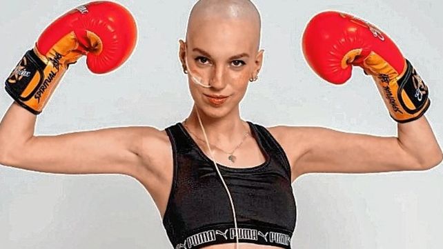 Elena Huelva. A lo largo de sus internaciones y tratamientos, la joven se apoyó en su lema "Mis ganas ganan" para salir adelante durante 4 años.