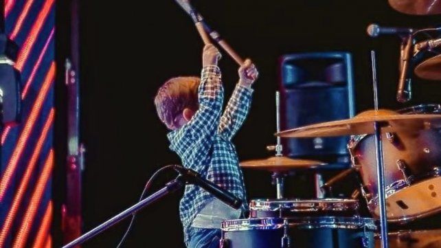 Joaquín Monzón Suppi tiene tan sólo cuatro años y ama tocar la batería, a tal punto que comenzó a aprender sobre el instrumento a sus dos años de vida. Oriundo de Santa Elena, actualmente vive en Paraná y un video suyo se hizo viral.