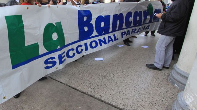 Foto UNO Archivo. Bancarios en la puerta de la Casa de Gobierno. Foto UNO Archivo. Bancarios en la puerta de la Casa de Gobierno.