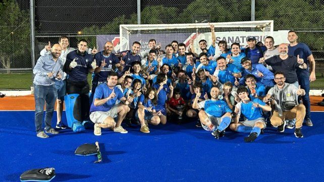 El plantel de Rowing, el trofeo y los festejos en la cancha principal de la Asociación Santafesina de Hockey tras la coronación. El plantel de Rowing, el trofeo y los festejos en la cancha principal de la Asociación Santafesina de Hockey tras la coronación.