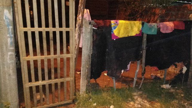 Ocurrió el sábado en calle Hernandarias de Paraná. El niño estaba en el patio, descalzo y en remera. Dijo a la policía que su mamá llevaba tiempo fuera de la casa