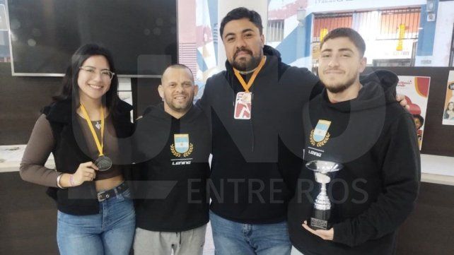 Abril Zapata, el profesor Agustín Musante, Jesús Lubo y Franco Lescano con sus preseas y el trofeo de equipos en lucha grecorromana. Abril Zapata, el profesor Agustín Musante, Jesús Lubo y Franco Lescano con sus preseas y el trofeo de equipos en lucha grecorromana.