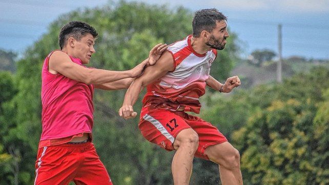 Pablo Stupiski (a la derecha) continúa en el plantel de Atlético Paraná