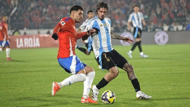 Argentina enfrenta a Chile en Santiago por las Eliminatorias Sudamericanas. Argentina enfrenta a Chile en Santiago por las Eliminatorias Sudamericanas.