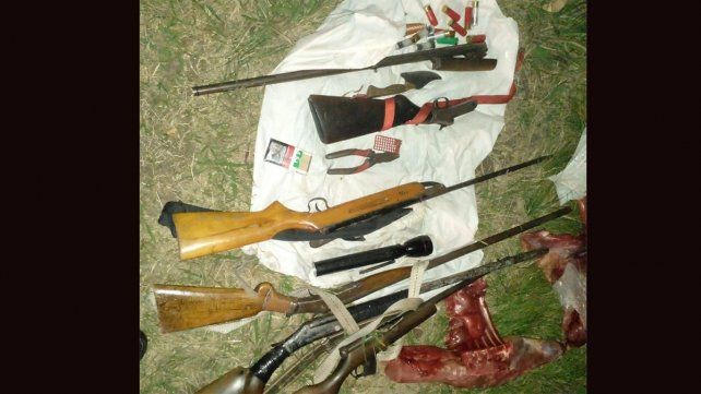 Fueron descubiertos con un carpincho faenado y armas en el auto Fueron descubiertos con un carpincho faenado y armas en el auto