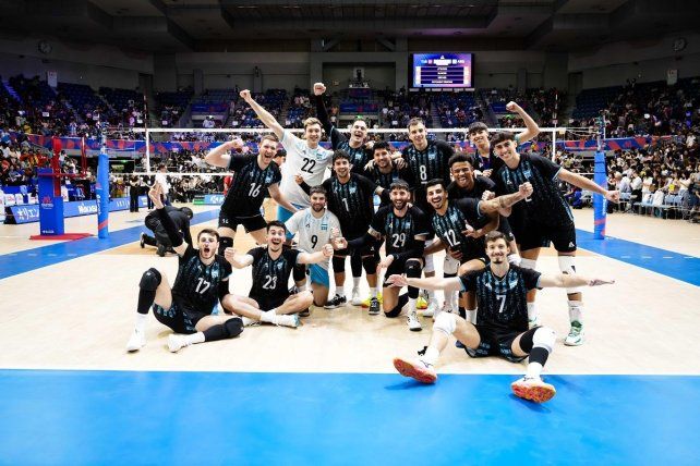 Luciano Vicentín (dorsal 17) junto a todos los jugadores de la Selección Argentina. Luciano Vicentín (dorsal 17) junto a todos los jugadores de la Selección Argentina.