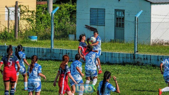 Polémica: La gente de San Benito reclamó penal en esta jugada. Polémica: La gente de San Benito reclamó penal en esta jugada.