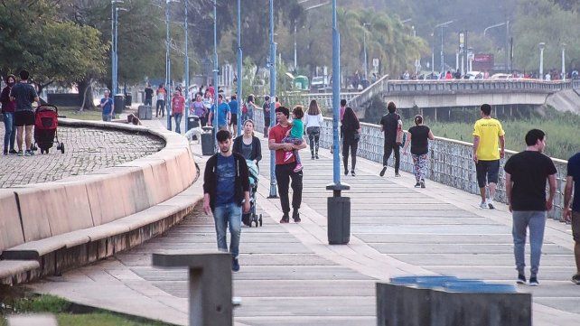 Una postal pre pandemia, con la Costanera de Paraná colmada de gente. 