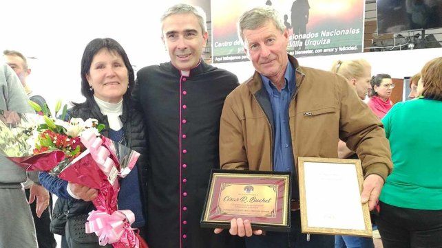 Tanto César como su esposa recibieron el reconocimiento de la comisión del cementerio. Monseñor Viola brindó una misa para ellos en el centro de jubilados de la localidad Tanto César como su esposa recibieron el reconocimiento de la comisión del cementerio. Monseñor Viola brindó una misa para ellos en el centro de jubilados de la localidad