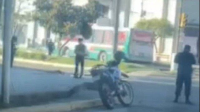 Chajarí: colisionaron un colectivo con una moto y una joven perdi Chajarí: colisionaron un colectivo con una moto y una joven perdi