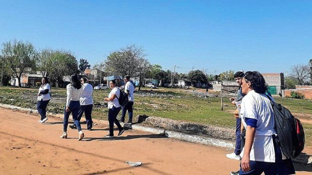 Funcionarios municipales y estudiantes en medio de un enfrentamiento.