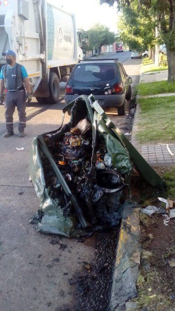 En Paraná aparecen los contenedores quemados. 