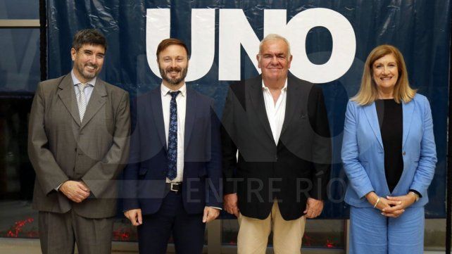 Fuertes, Azcué y Romero con el gerente General de UNO Entre Ríos, Alejandro Cartasso Fuertes, Azcué y Romero con el gerente General de UNO Entre Ríos, Alejandro Cartasso