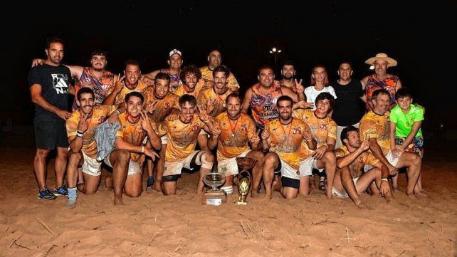 En la final, La Tahona venció a Liceo Naval para festejar.