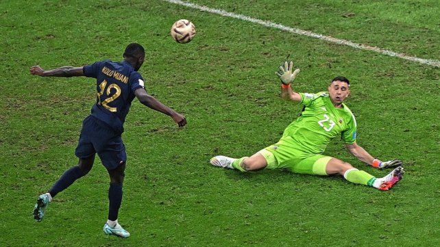 El duelo entre Kolo Muani y Dibu Martínez fue conquistado por el arquero argentino.