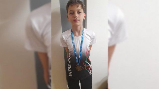 Lucas practica patín artístico desde los tres años y el fin de semana obtuvo el primer premio en la modalidad figuras obligatorias. Integró la delegación del club Paracao